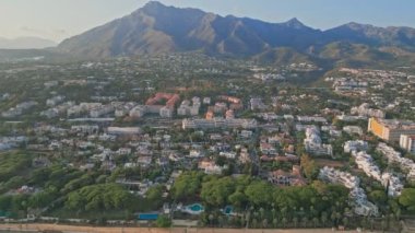 Marbella, İspanya üzerinde havadan çekim. Yüksek kalite 4k görüntü