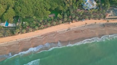 İspanya 'nın Marbella plajında havadan çekilmiş. Yüksek kalite 4k görüntü