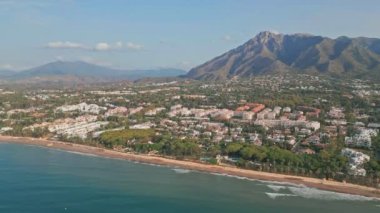 Marbella, İspanya 'da plajın ve dağların üzerinden çekilen görüntüler. Yüksek kalite 4k görüntü