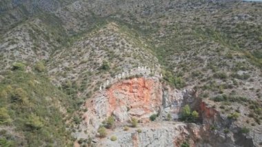İspanya, Marbella 'daki Cantera de Nagueles' deki yerleşim alanı ve dağların üzerinde hava görüntüleri. Yüksek kalite 4k görüntü