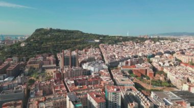 İspanya, Barselona 'daki yerleşim alanının üzerinde hava görüntüleri. Yüksek kalite 4k görüntü