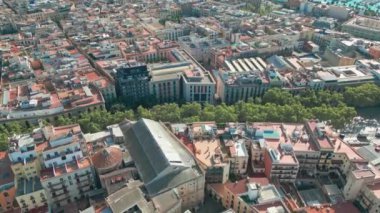 İspanya, Barselona 'daki yerleşim alanının üzerinde hava görüntüleri. Yüksek kalite 4k görüntü