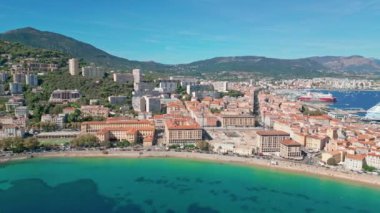 Korsika, Fransa 'da okyanus ve kıyı üzerinde alçak hava manzarası. Yüksek kalite 4k görüntü