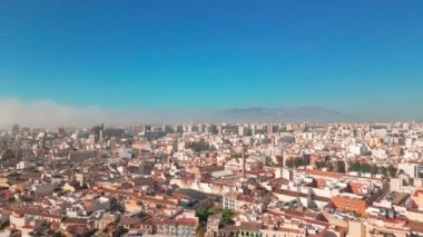 İspanya 'nın Malaga şehrinin alçak hava görüntüsü. Yüksek kalite 4k görüntü