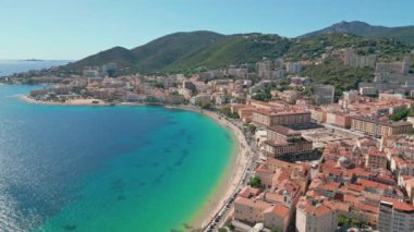 Korsika, Fransa 'da okyanus ve kıyı üzerinde alçak hava manzarası. Yüksek kalite 4k görüntü