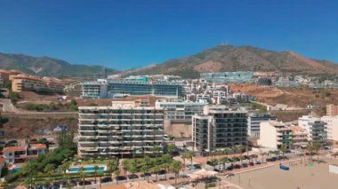 İspanya, Fungirola 'daki binaların ve plajların üzerinde güzel bir hava görüntüsü. Yüksek kalite 4k görüntü