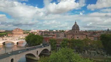 Roma 'da Ponte Vittorio Emanuele II üzerinde gündüz görüşü, Tiber Nehri' nin yanında İtalya. Yüksek kalite 4k görüntü