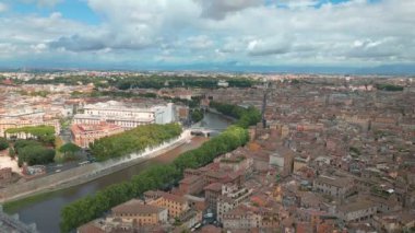 Roma, İtalya 'daki Tiber Nehri üzerinde gündüz kuşağı görüntüsü. Yüksek kalite 4k görüntü