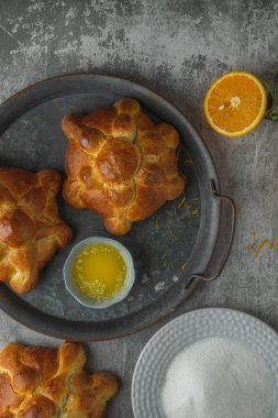 Ölüm günü için Meksika usulü pan de muertos. Üst görünüm.