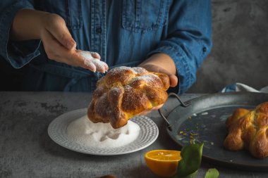 Ölü Pan de Muertos 'u Meksika Ölüler Günü için hazırlayan kadın..