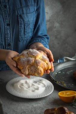 Ölü Pan de Muertos 'u Meksika Ölüler Günü için hazırlayan kadın..