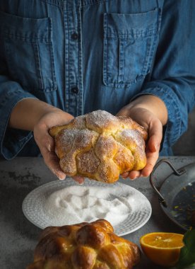 Ölü Pan de Muertos 'u Meksika Ölüler Günü için hazırlayan kadın..