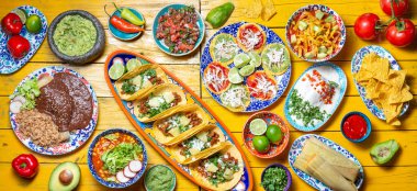 Bağımsızlık Günü için Meksika bayramı yemeği - Bağımsız Chiles en nogada, tacos al pastor, chalupas pozole, tamales, köstebek soslu tavuk. Sarı arkaplan