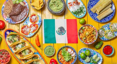 Bağımsızlık Günü için Meksika bayrağı etrafında Meksika bayramı yemekleri. Üst görünüm, Sarı arkaplan