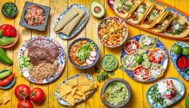 Bağımsızlık Günü için Meksika bayramı yemeği - Bağımsız Chiles en nogada, tacos al pastor, chalupas pozole, tamales, köstebek soslu tavuk. Sarı arkaplan