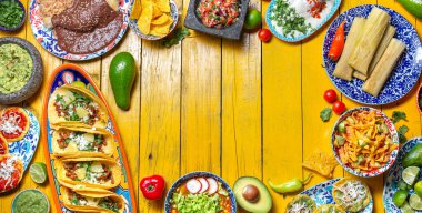 Bağımsızlık Günü için Meksika bayramı yemeği - Bağımsız Chiles en nogada, tacos al pastor, chalupas pozole, tamales, köstebek soslu tavuk. Sarı arkaplan