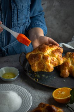 Ölü Pan de Muertos 'u Meksika Ölüler Günü için hazırlayan kadın..
