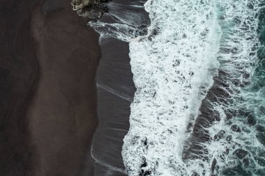 Siyah snd plajlı Şili Okyanusu 'nun havadan görünüşü. İHA 'dan üst görünüm.