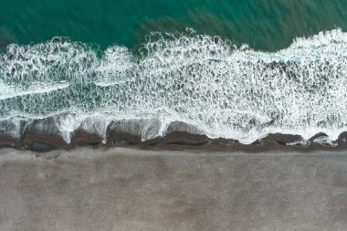Siyah snd plajlı Şili Okyanusu 'nun havadan görünüşü. İHA 'dan üst görünüm.