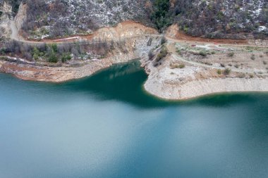 Şili 'nin Maule bölgesindeki dağlarda Ancoa Gölü. Hava aracı görünümü