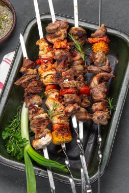 Barbekü ızgara domuz eti, tavuk ve sebze şişi. Üst manzara, düz uzanma.