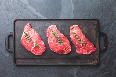 Otlar ve baharatlar döküm Yönetim Kurulu, üstten görünüm kızartma üzerinde ham sığır eti biftek.