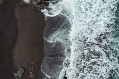 Siyah snd plajlı Şili Okyanusu 'nun havadan görünüşü. İHA 'dan üst görünüm.