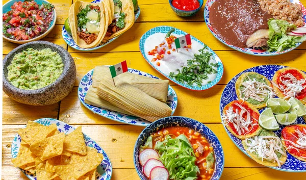 メキシコの独立記念日のためのお祝いの食べ物 バリはニャダ タコスアル牧師 シュラシュタジョール タマレス モレッサノソースで鶏を笑います イエローバック — ストック写真