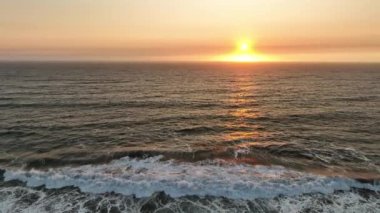 Constitucion Şili, Pasifik Okyanusu yakınlarındaki Arco Calan sahilinin insansız hava aracı görüntüsü..