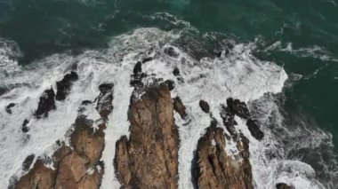 Constitucion Şili, Pasifik Okyanusu yakınlarındaki Arco Calan sahilinin insansız hava aracı görüntüsü..