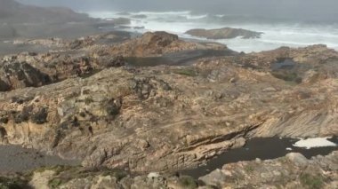 Constitucion Şili, Pasifik Okyanusu yakınlarındaki Arco Calan sahilinin insansız hava aracı görüntüsü..