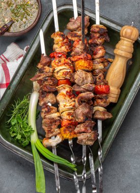 Barbekü ızgara domuz eti, tavuk ve sebze şişi. Üst manzara, düz uzanma.