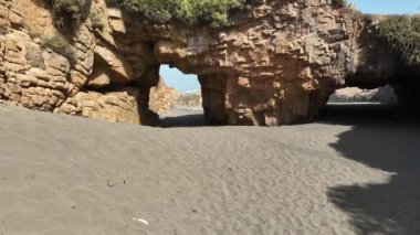 Constitucion Şili, Pasifik Okyanusu yakınlarındaki Arco Calan sahilinin insansız hava aracı görüntüsü..