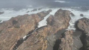 Constitucion Şili, Pasifik Okyanusu yakınlarındaki Arco Calan sahilinin insansız hava aracı görüntüsü..