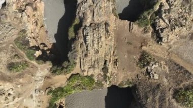 Constitucion Şili, Pasifik Okyanusu yakınlarındaki Arco Calan sahilinin insansız hava aracı görüntüsü..