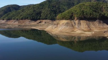 Mounains Lagoon Bullileo 'yu Maule Bölgesi, Şili' de mumyaladı. Hava aracı görüntüsü.