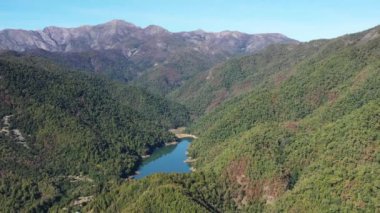 Mounains Lagoon Bullileo 'yu Maule Bölgesi, Şili' de mumyaladı. Hava aracı görüntüsü.