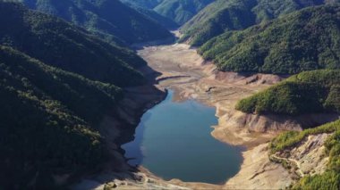Mounains Lagoon Bullileo 'yu Maule Bölgesi, Şili' de mumyaladı. Hava aracı görüntüsü.