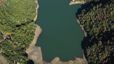 Mounains Lagoon Bullileo 'yu Maule Bölgesi, Şili' de mumyaladı. Hava aracı görüntüsü.