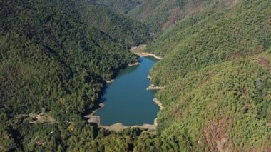Mounains Lagoon Bullileo 'yu Maule Bölgesi, Şili' de mumyaladı. Hava aracı görüntüsü.