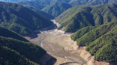 Mounains Lagoon Bullileo 'yu Maule Bölgesi, Şili' de mumyaladı. Hava aracı görüntüsü.