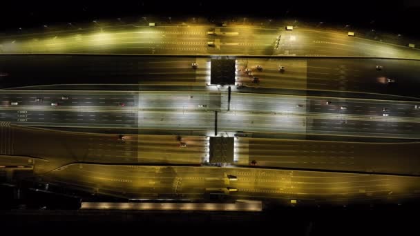 Vista Aérea Del Dron Punto Cobro Peaje Autopista Por Noche — Vídeos de Stock