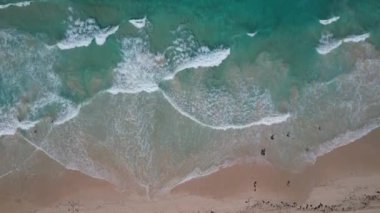 Plaj denizi üzerinde havadan kumandalı hava aracı. Güzel deniz dalgaları. Dominik Cumhuriyeti 'nde kumsal ve inanılmaz deniz.