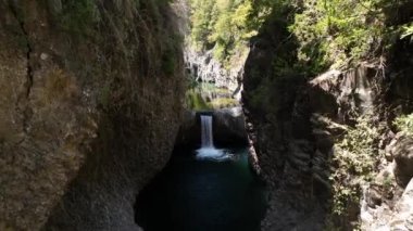 Ulusal Park Siete Tazas Şelalesi Radal Siete Tazas, Maule Şili.