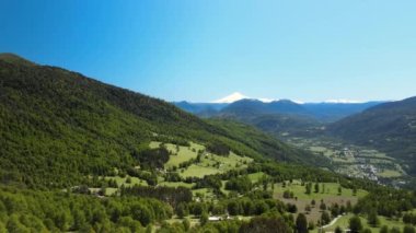 Şili bayrağı ve Villarica yanardağının Şili 'deki lagün laguna korazonu rotasının başındaki insansız hava aracı görüntüsü