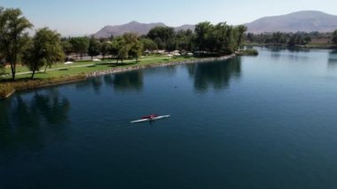 Chicureo Santiago Şili 'deki Piedra Roja gölünde kayak yapan adam..