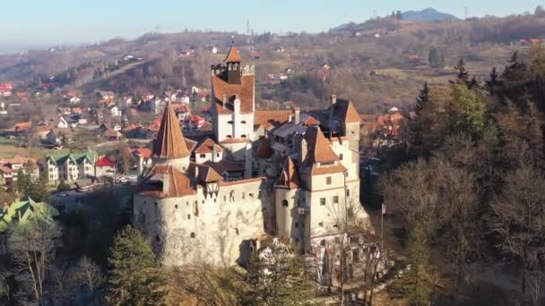 ルーマニアのブラゾフにあるブラン城の航空ビデオ — ストック動画