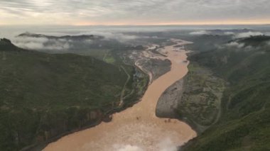 2023 'te Maule, Şili' deki sel baskınından sonra hava manzaralı Machacura Barajı.