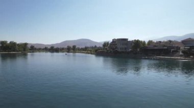 Chicureo Santiago Şili 'deki Piedra Roja kırmızı kayasının havadan görünüşü.