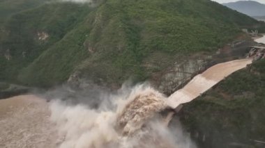 2023 'te Maule, Şili' deki sel baskınından sonra hava manzaralı Machacura Barajı.